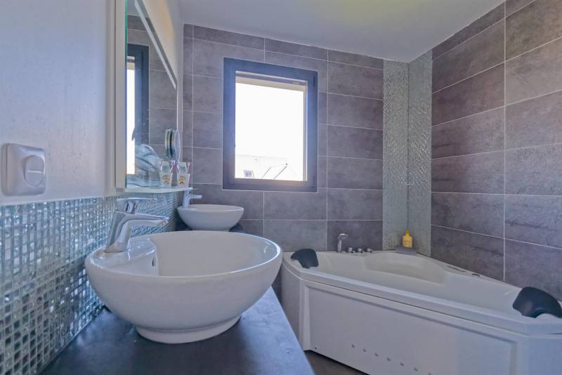 Maison RÉCENTE 2021 en TRÈS BON ÉTAT idéalement située proche du CENTRE de SAINT-ROMAIN DE COLBOSC (76430)